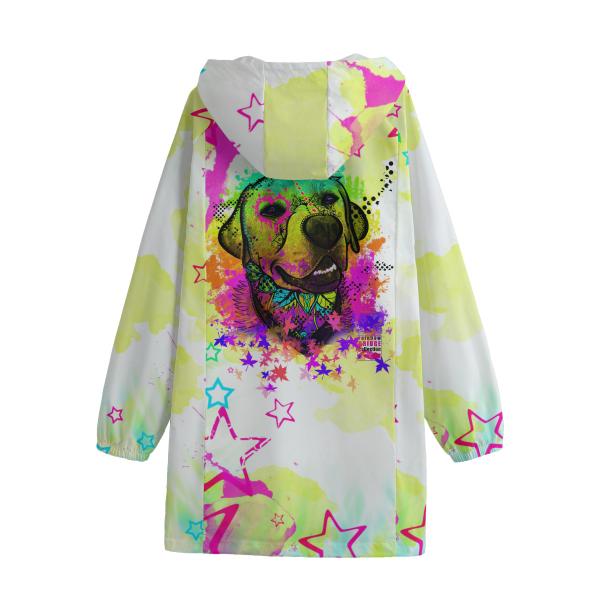 Die Regenjacke zeigt auf der Rückseite Leo! Die Jacke ist in  Magenta-Lila-orange